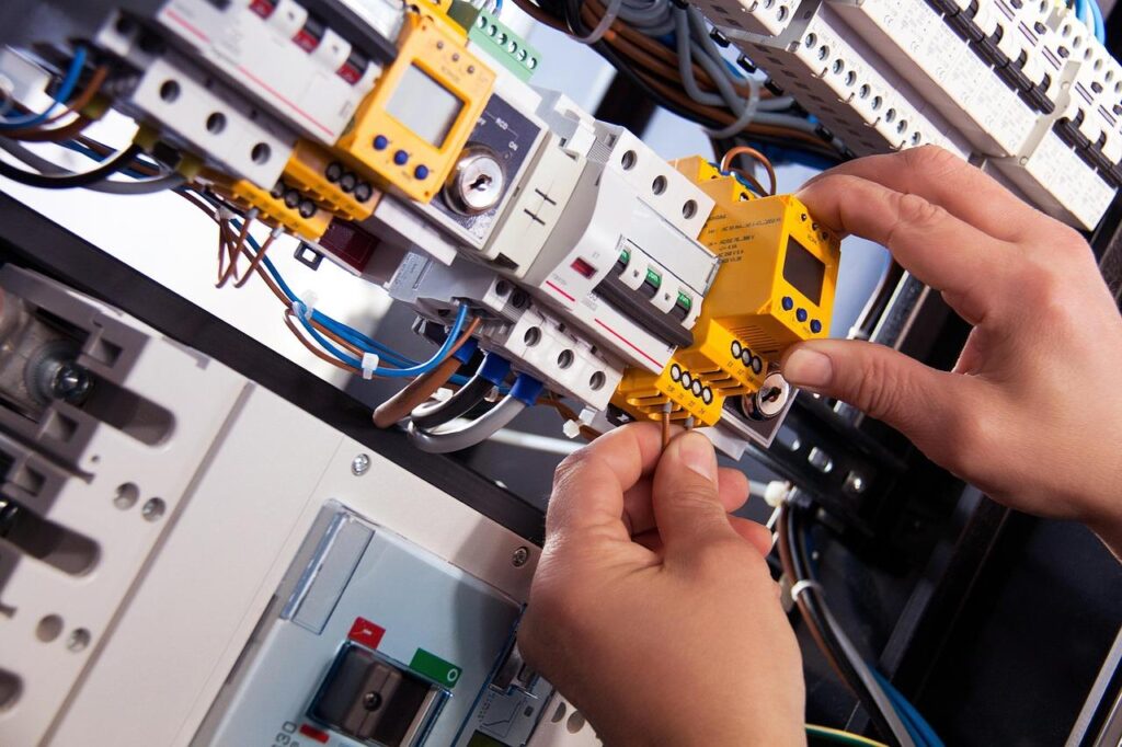 Elektricien controleert elektrische installatie en groepenkast bij stroomstoring in Vlaardingen