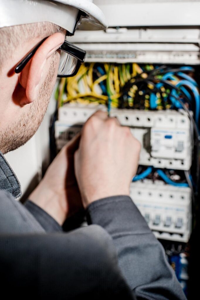 Elektricien voert stroomtest uit aan meterkast in woning Zoetermeer