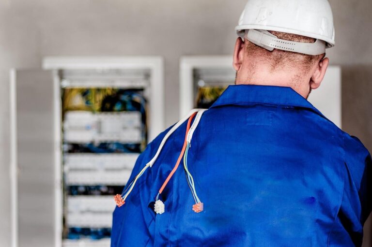 Elektricien voert veiligheidscontrole uit aan groepenkast voor betrouwbare elektrische installatie