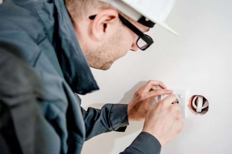 Elektricien inspecteert meterkast en elektrische installatie in Gouda bij stroomstoring of storing