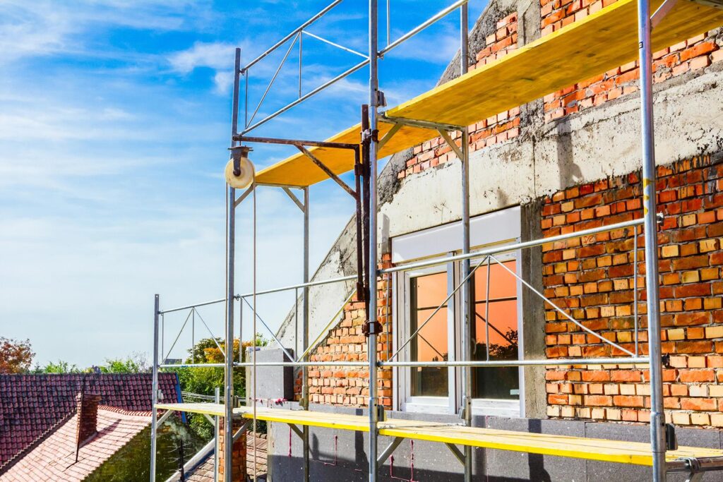 Professioneel aangebrachte gevelcoating aan huisfassade voor bescherming en renovatie